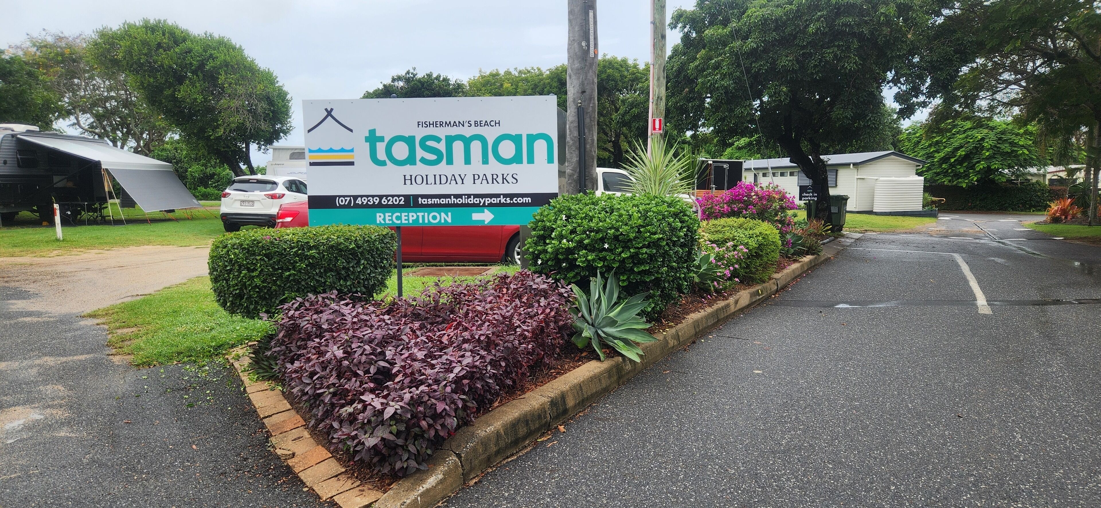 Indicador de Tasman Holiday Parks amb direcció a recepció.