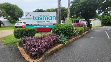 Indicador de Tasman Holiday Parks amb direcció a recepció.