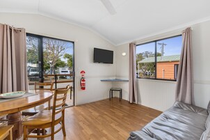 Ensuite Cabin | 1 bedroom, iron/ironing board, free WiFi, bed sheets