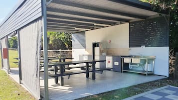 Refrigerador con congelador, microondas y parrilla de estufa