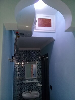 Familie appartement, 1 slaapkamer | Badkamer | Een douche, een regendouche, handdoeken