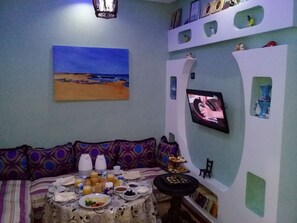 Familienapartment, 1 Schlafzimmer | Essbereich im Zimmer