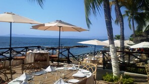 Desayuno a la carta (MXN 180.00 por persona) 