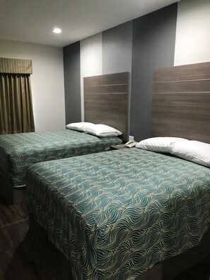 Deluxe Double Room, 2 Queen Beds, Smoking | Living room - Grand Villa Inn & Suites - Humble (Humble)