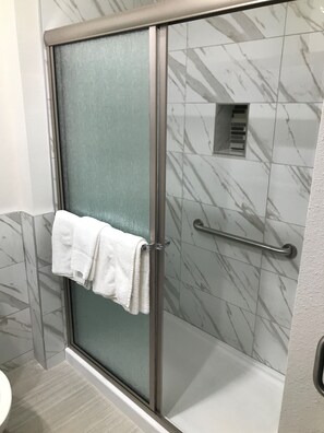 Deluxe Single Room, 1 King Bed, Non Smoking | Bathroom | Shower, free toiletries, hair dryer, towels - Grand Villa Inn & Suites - Humble (Humble)