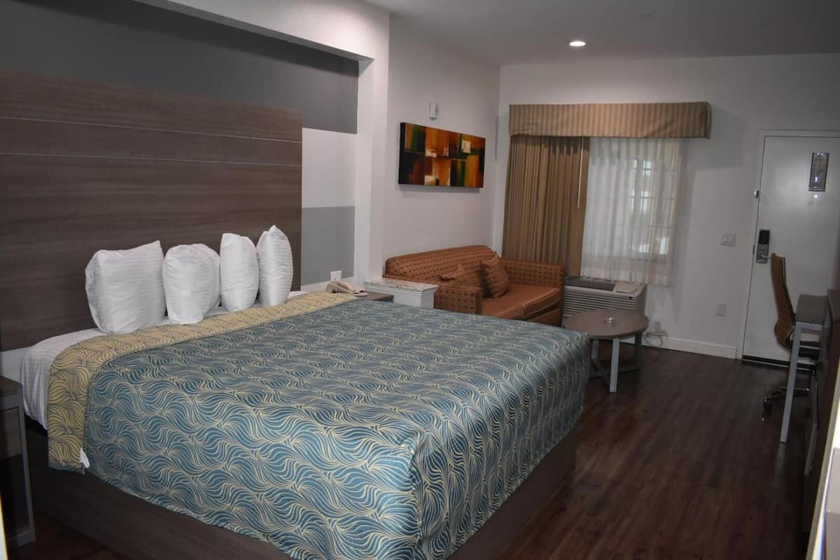 Deluxe Single Room, 1 King Bed, Smoking