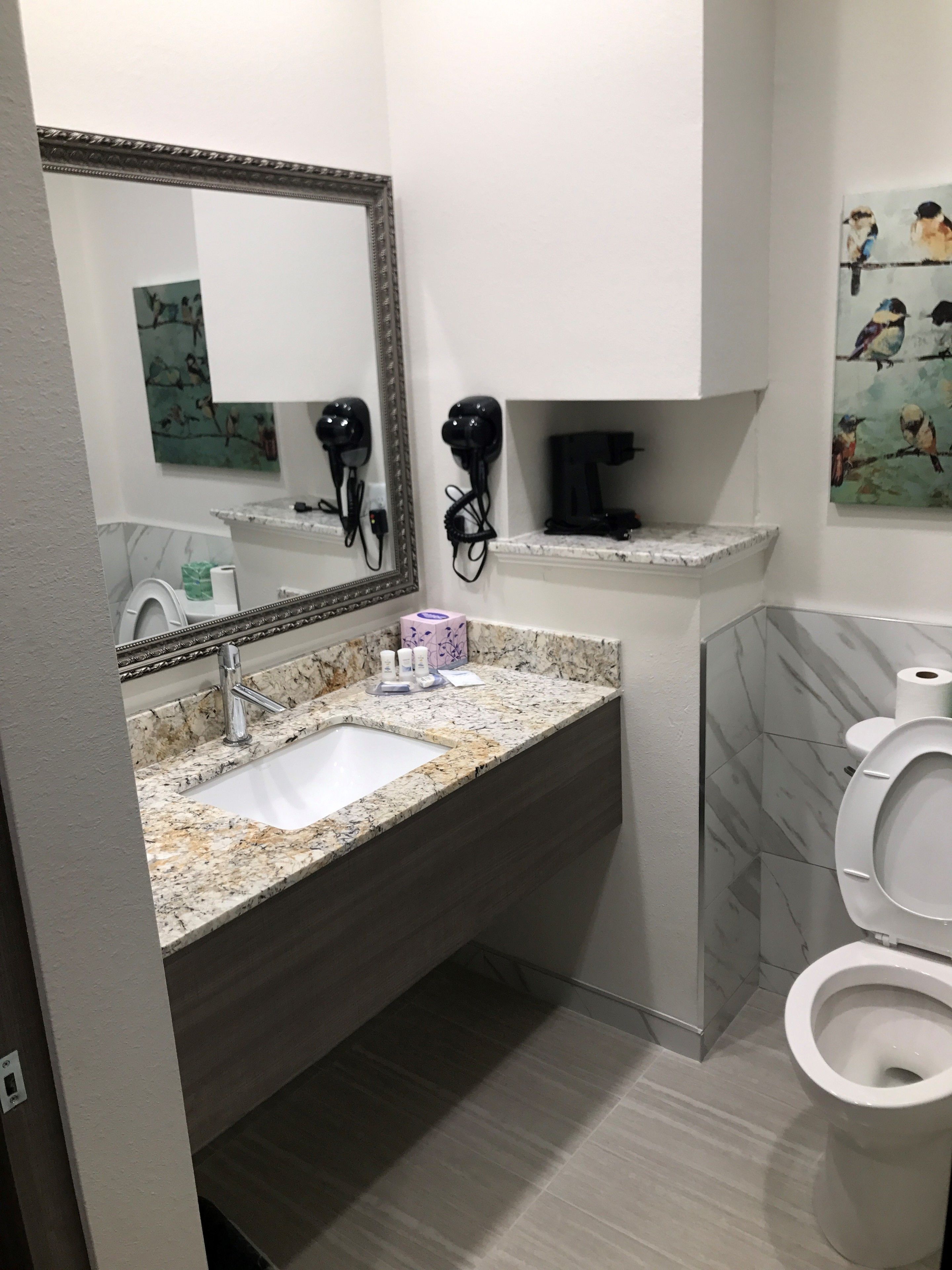 Chambre Simple Deluxe, 1 très grand lit, non-fumeurs | Salle de bain | Douche, articles de toilette gratuits, sèche-cheveux