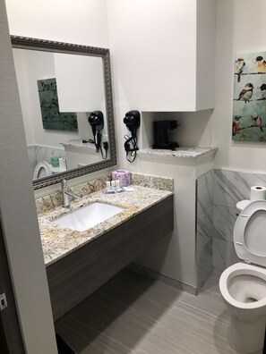 Deluxe-enkeltværelse - 1 kingsize-seng - ikke-ryger | Badeværelse | Bruser, gratis toiletartikler, hårtørrer, håndklæder