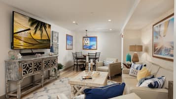 King Suite, 2 Bedrooms, 2 King Beds with Sofa Bed | Área de sala de estar | Televisión LCD de 50 pulgadas con canales por cable y televisión