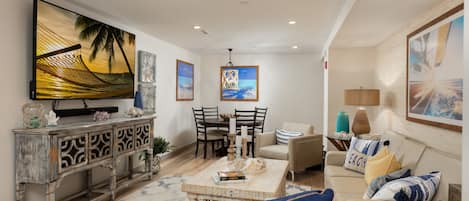 King Suite, 2 Bedrooms, 2 King Beds with Sofa Bed | Coin séjour