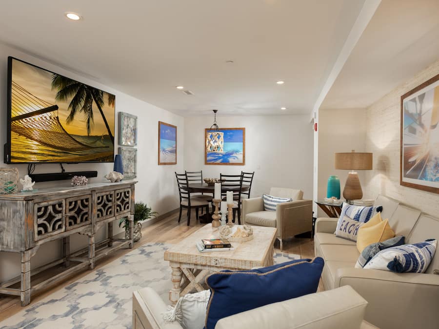 King Suite, 2 Bedrooms, 2 King Beds with Sofa Bed | Oppholdsområde | En 50-tommers LCD-TV med kabel-kanaler samt TV