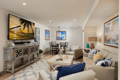 King Suite, 2 Bedrooms, 2 King Beds with Sofa Bed | ๊ฑฐ์ค ๊ณต๊ฐ | ์ผ์ด๋ธ ์ฑ๋ ์์ฒญ์ด ๊ฐ๋ฅํ 50์ธ์น LCD TV, TV