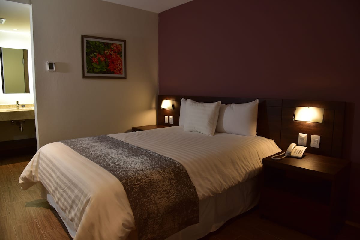 Standard Room, 1 Queen Bed | In-room safe, desk, soundproofing, iron/ironing board