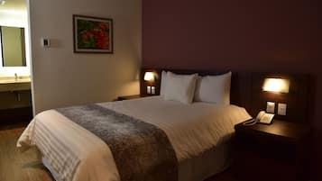 Standaard kamer, 1 queensize bed | Een kluis op de kamer, een bureau, geluiddichte muren