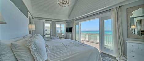 4 عدّة غرف نوم وأسرّة بإسفنج يتكيف مع شكل الجسم ومكواة/لوح كي وواي فاي