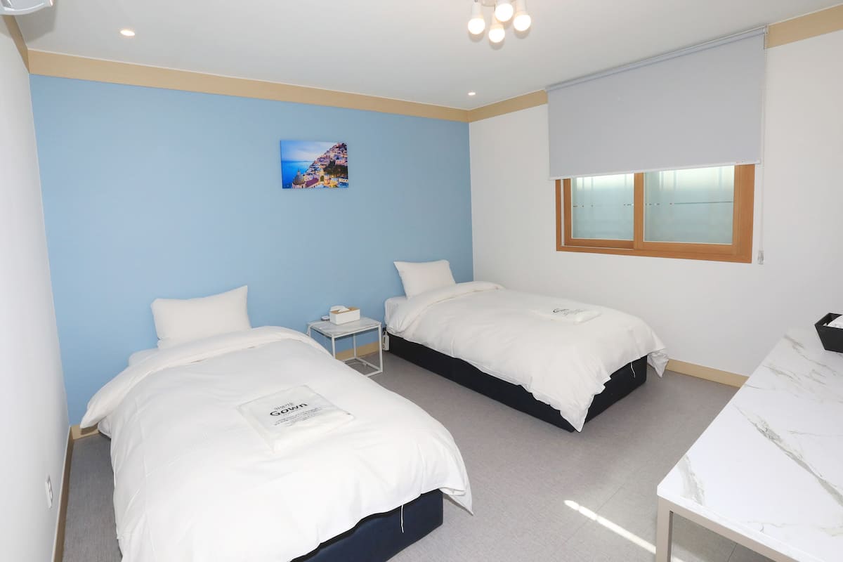 standard twin room | desk, blackout curtains, free wifi, bed sheets