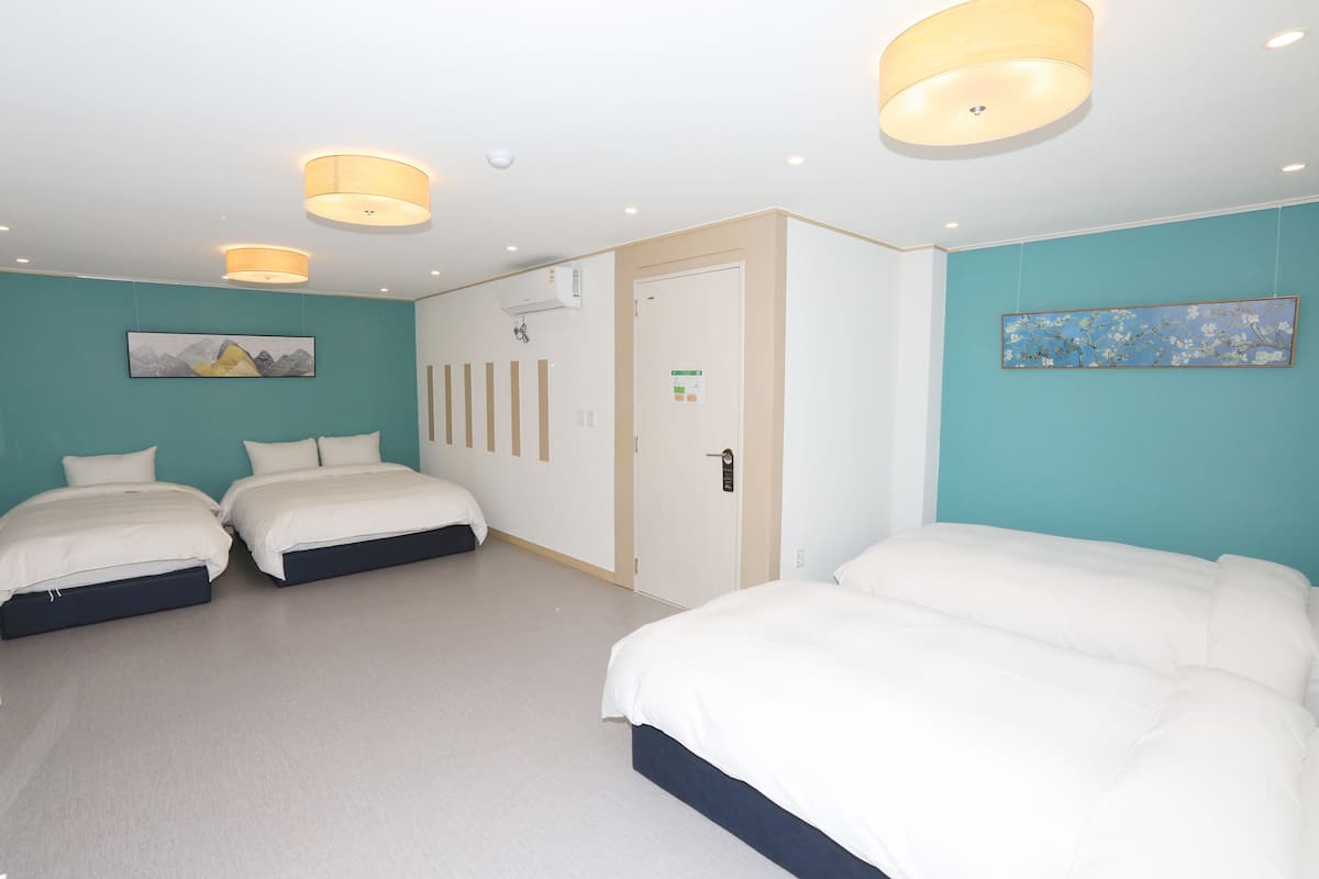 superior room | desk, blackout curtains, free wifi, bed sheets