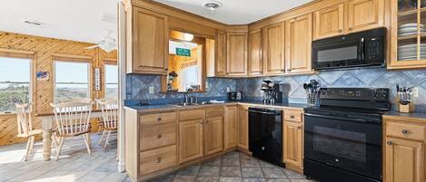 Een koelkast, een microgolfoven, een oven, een kookplaat