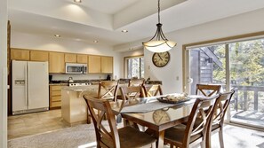 Dining - The Ridge at Sunriver - Condo #16 - Access provided to onsite seasonal swimming pool & tennis facilities, year-round hot tub plus 4 bikes (Sunriver)