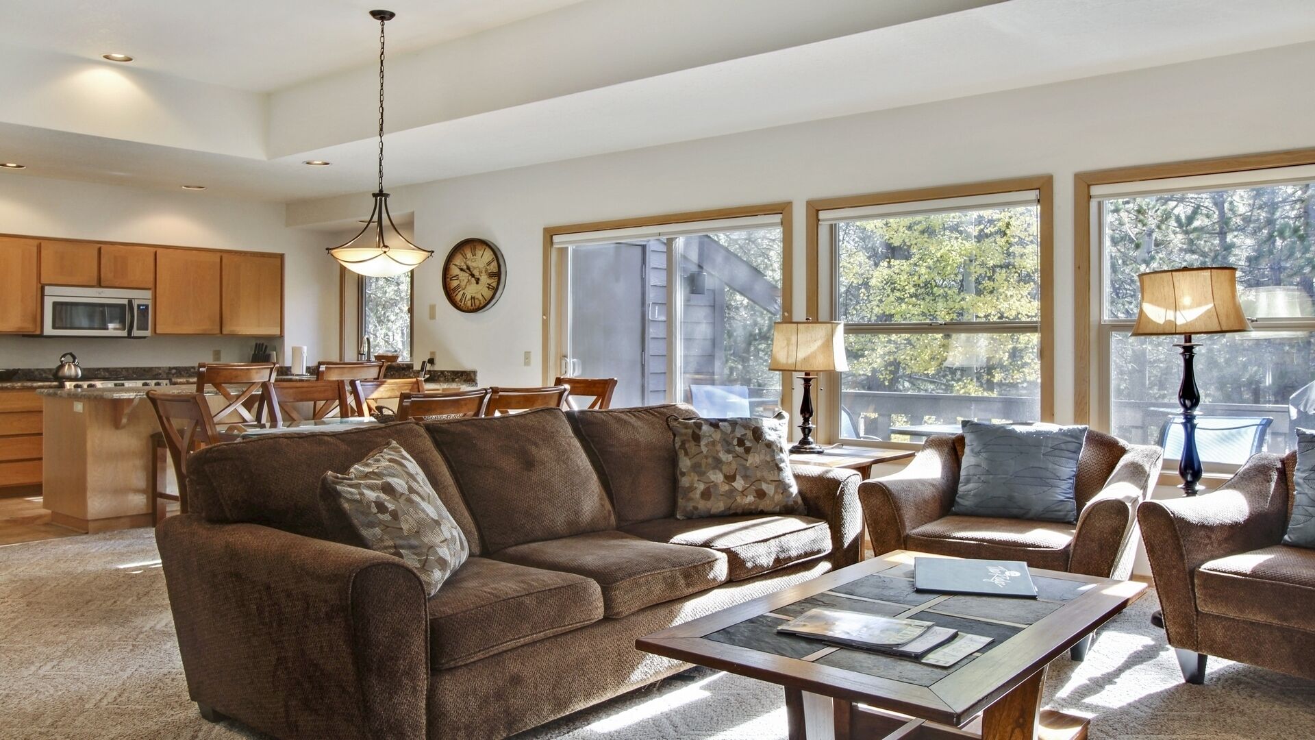 Una televisión, una chimenea, un reproductor de DVD