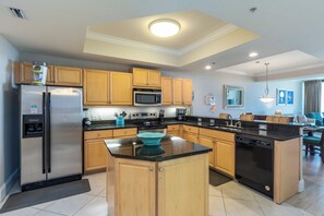 Køleskab, mikrobølgeovn, ovn, kogeplade