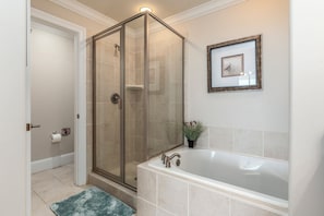 Combined shower/tub, towels