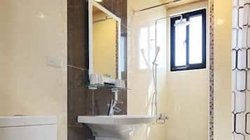 Signature Quadruple Room | Bathroom | Shower, free toiletries, hair dryer, slippers