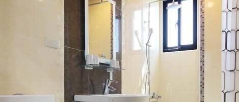 Signature Quadruple Room | Bathroom | Shower, free toiletries, hair dryer, slippers