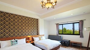 Habitación cuádruple Confort, 2 camas matrimoniales, para no fumadores, vista al jardín | Escritorio, cortinas blackout y wifi gratis 
