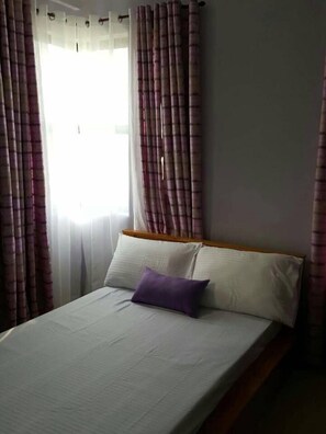 Room Good for 2 | Desk