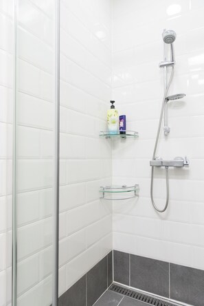 Bathroom shower - Galaxy Gangnam 1 (Seoul)