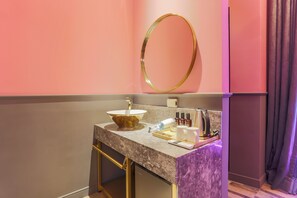 Bathrobes, slippers, bidet, towels - H Avenue Hotel Kondae (Seoul)