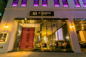 A HI HAVENUE HOTEL külső megjelenése: feltűnő bejárattal, megvilágított táblákkal és modern építészeti stílussal rendelkezik.