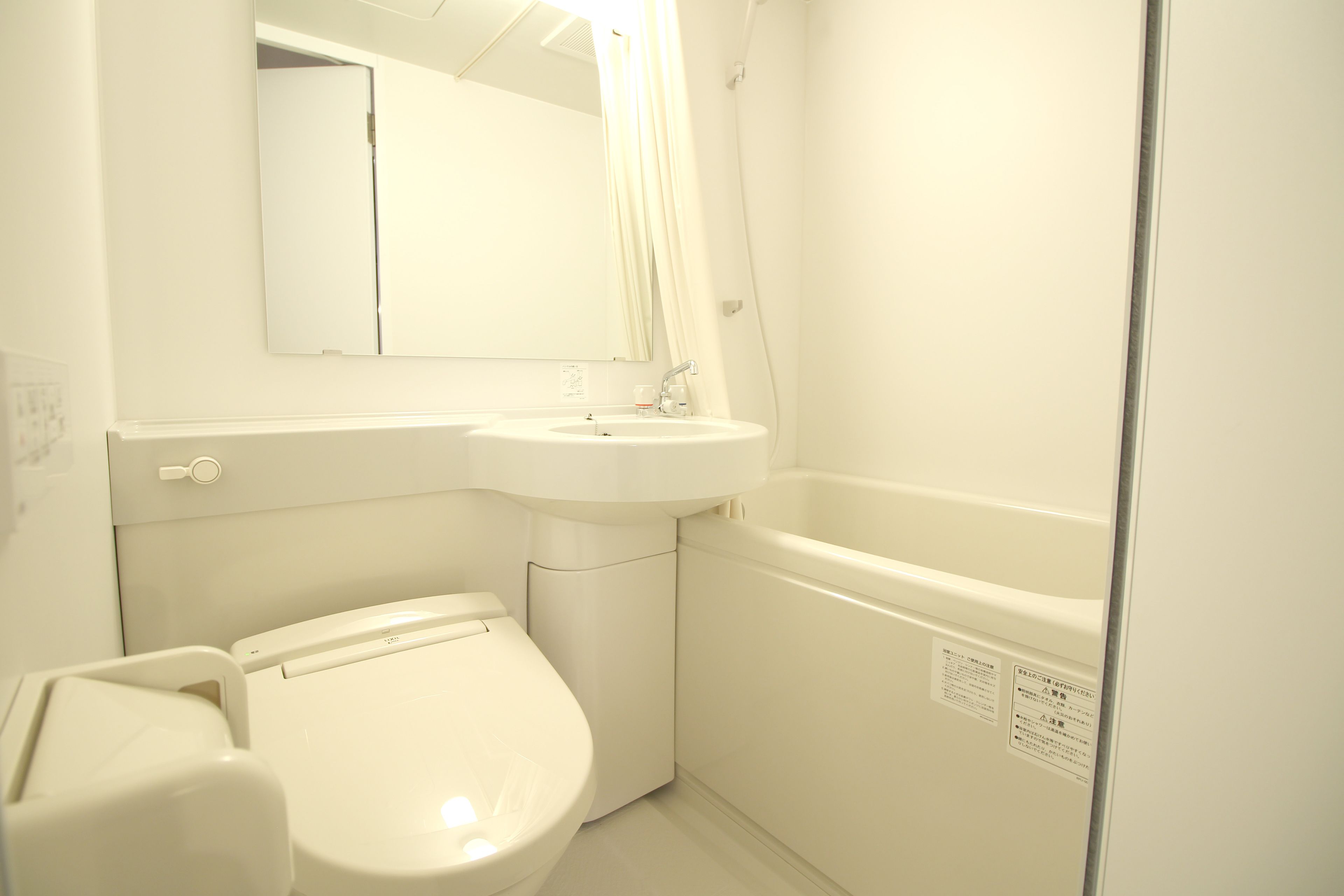 combined shower/bathtub, deep-soaking bathtub, free toiletries