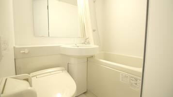 Combined shower/bathtub, deep-soaking bathtub, free toiletries