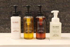 Combined shower/tub, deep soaking tub, free toiletries, hair dryer - Hotel Trend Asakusa Annex (Tokyo)