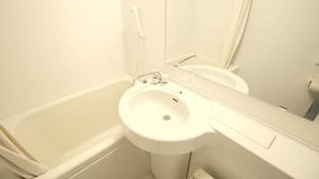 Combined shower/bathtub, deep-soaking bathtub, free toiletries