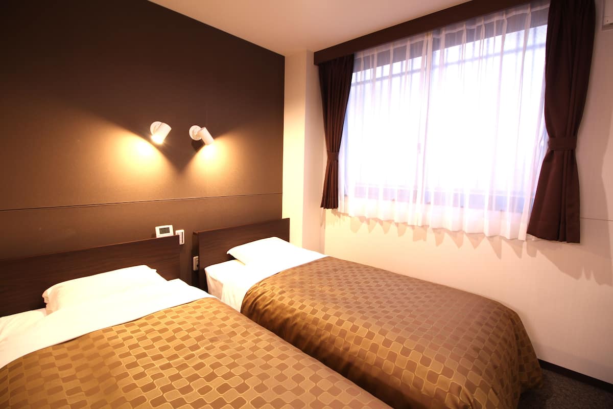 Twin Room B (Non Smoking) | Desk, free WiFi, bed sheets