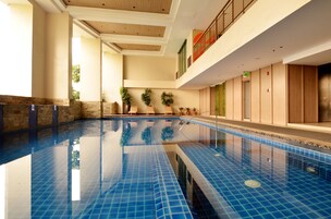Una piscina techada, sillones reclinables de piscina