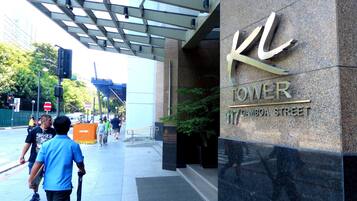 Entrada de un edificio con un letrero que dice 'KL Tower' y 'Cambodia Street'.