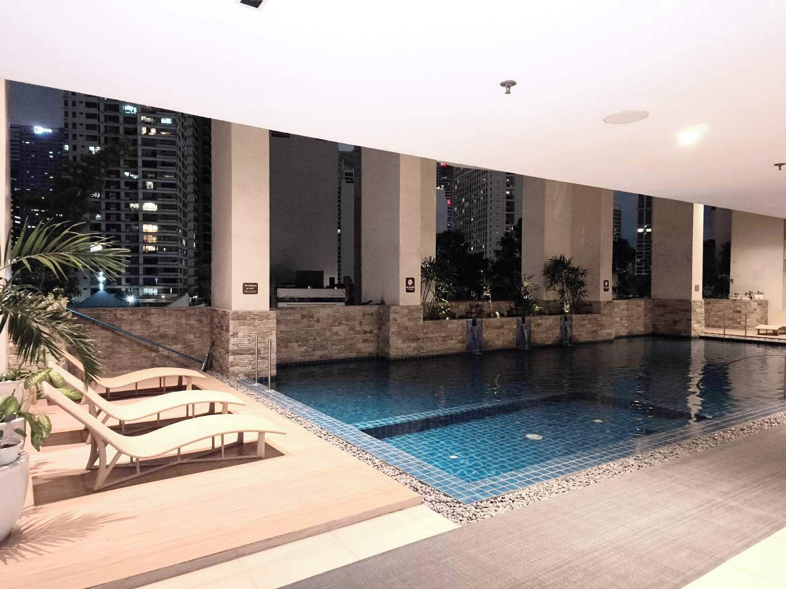 Piscine couverte, accès possible de 08 h 00 à 19 h 00, chaises longues 