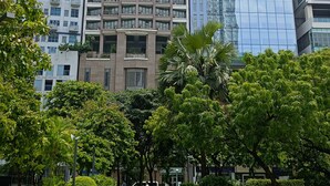 A high-rise building with multiple balconies and a sign reading "Eton Parkview Greenbelt." - KL Executive Greenbelt KLX (Makati)
