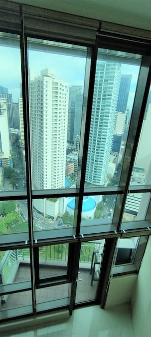Executive Loft, Non Smoking, Garden View | Ruang tamu | 50 inci televisyen skrin rata dengan digital, TV, Netflix