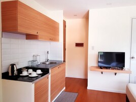 Quadruple Room | Private kitchenette | Stovetop, coffee/tea maker