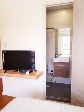Premium bedding, desk, soundproofing, free WiFi - The Leaf House (San Juan)