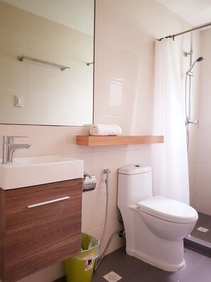 Shower, free toiletries, hair dryer, slippers - The Leaf House (San Juan)