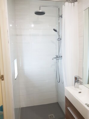 Vierbettzimmer | Dusche im Bad