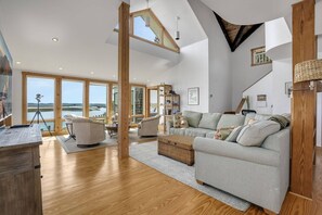 Televisión, reproductor de DVD, libros