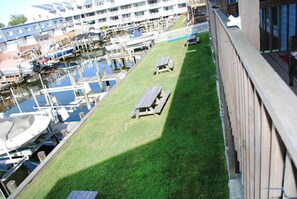 Outdoor dining - Cute, stylish 3 bedroom condo with free WiFi and a boat dock located in peaceful midtown right on the bay water and eight blocks to the beach! (Ocean City)