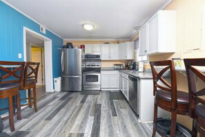Fridge, microwave, oven, stovetop - Cute, stylish 3 bedroom condo with free WiFi and a boat dock located in peaceful midtown right on the bay water and eight blocks to the beach! (Ocean City)
